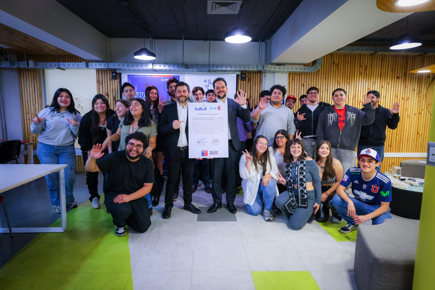 Firmamos un compromiso de colaboración con Injuv Chile para impulsar la Escuela Más Ciudadanía
