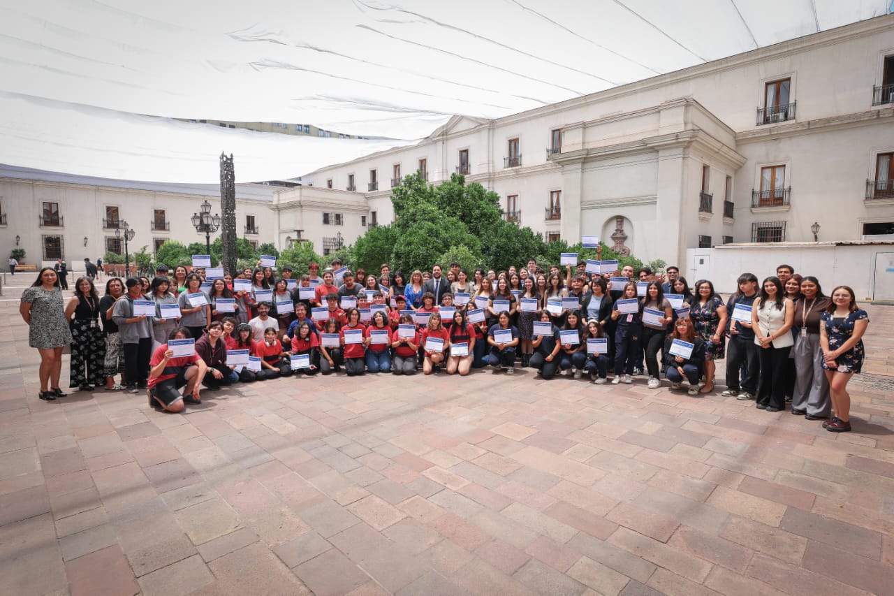 Certificamos a más de 100 estudiantes en La Moneda y cerramos el primer año de la Escuela Más Ciudadanía con más de 600 participantes